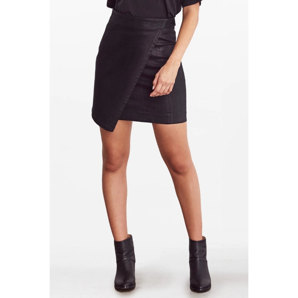 NWT Women's VETTA Leatherette Skirt Size 10